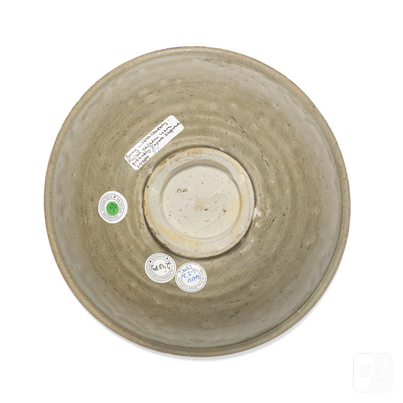 宋 青釉纏枝蓮紋盌 | A CARVED CELADON-GLAZED 'LOTUS' BOWL - 图5
